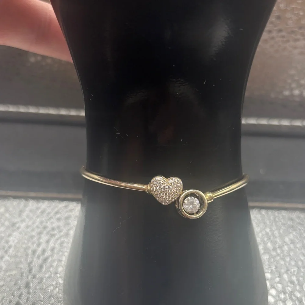 Heart Bracelet Adjustable between our six to a 7 1/2 wrist